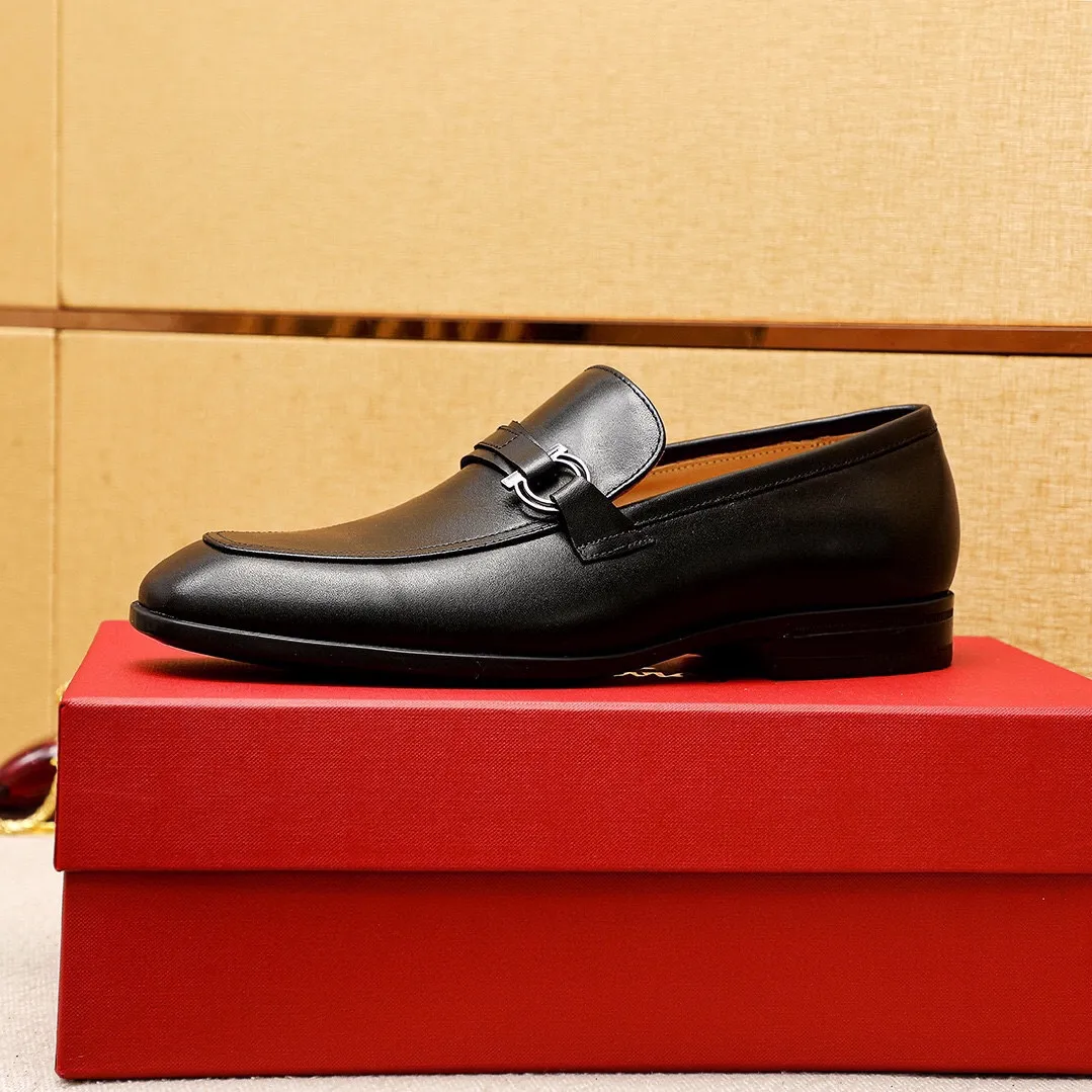 Men's shoes 💰480 💐 Product trademark: Ferragamo "Ferragamo" casual leather shoes Regular size: 38-44 (45🉑️customized) Product materials: Selected imported first-layer cowhide upper + luxury hardware buckle, imported water-dyed cowhide leather lining. Strong three-dimensional visual effect, original rubber outsole Color: 3⃣️seed leather materials available